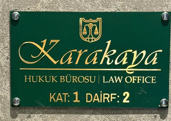 Büro kapısındaki tabela: Karakaya Hukuk Bürosu, Kat 1, Daire 2